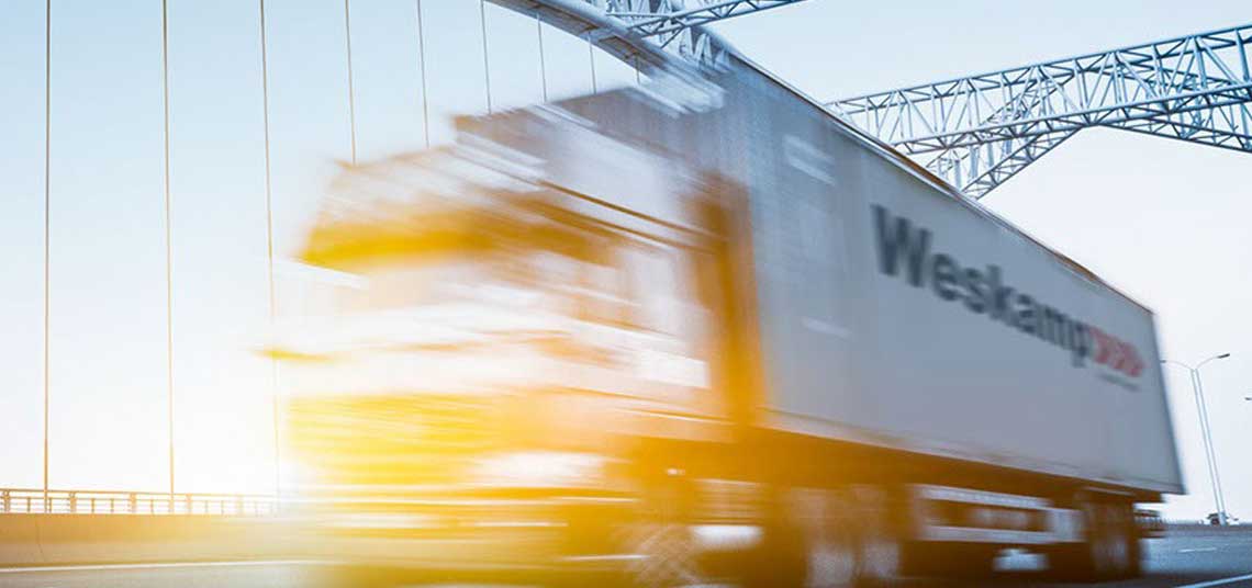 Weskamp LKW auf einer Brücke